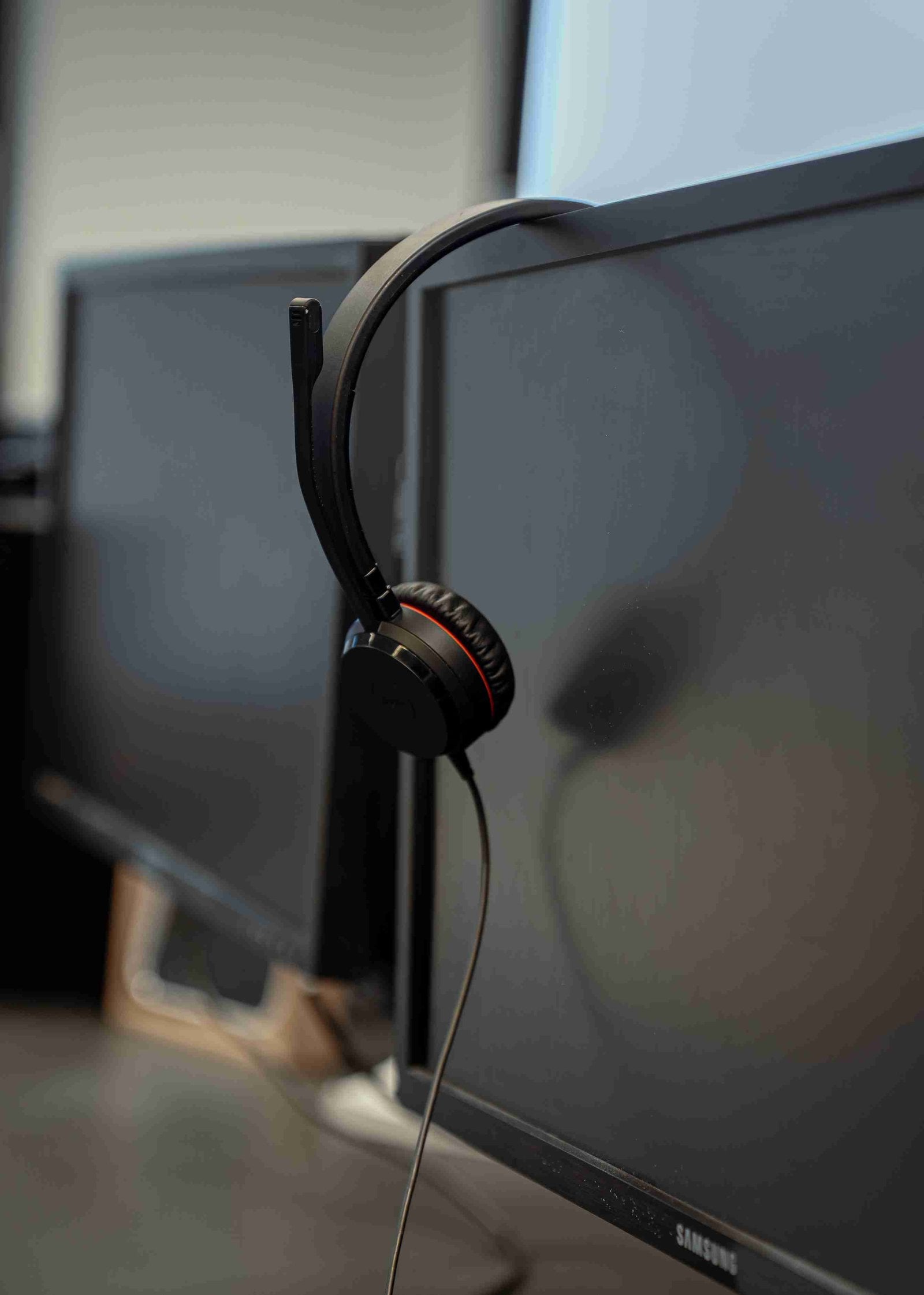 Een headset aan een werkplek in het callcenter van De Netwerqer