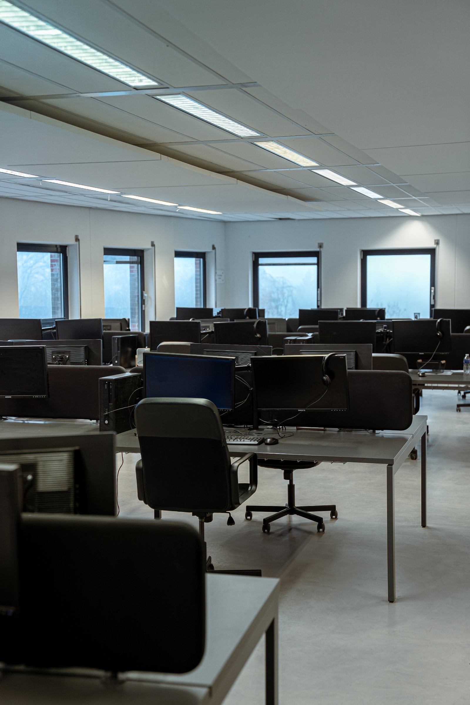 Het callcenter in Groningen met rijen werkplekken