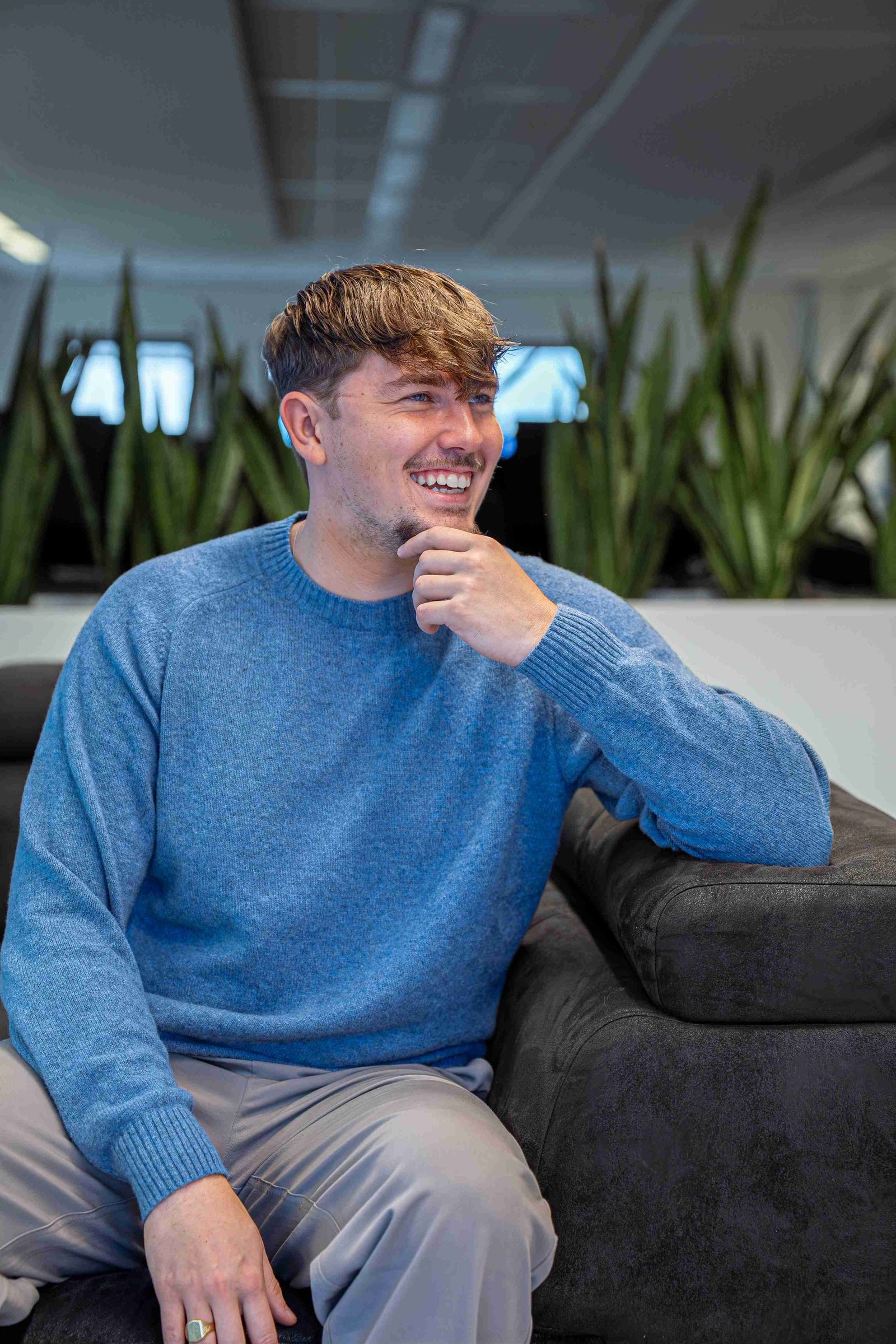 Pepijn op kantoor bij De Netwerqer